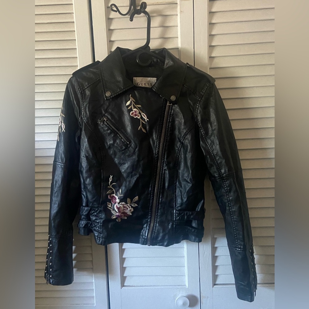 🌹 NWOT Guess floral embroidered faux leather moto jacket size M 🌹